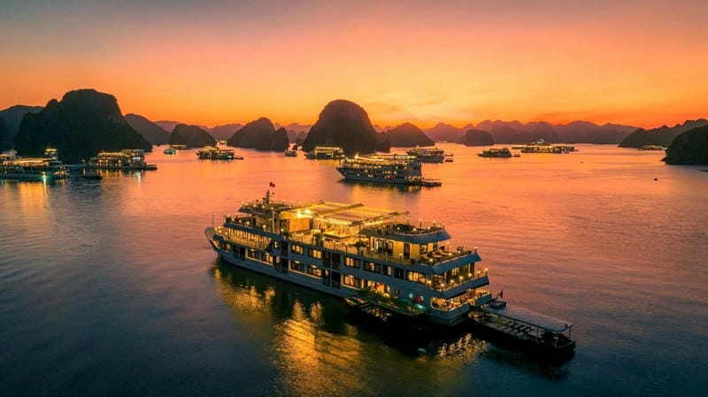 Khung cảnh tuyệt mỹ chính là lý do Hạ Long thu hút nhiều du khách vào hè