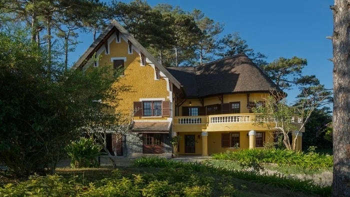 Khung cảnh Villa đồi thông Đà Lạt đẹp tựa tranh vẽ mùa sương