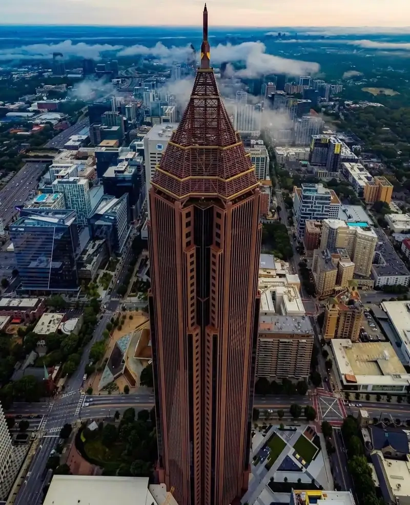 Kiến trúc Bank of America Plaza mang phong cách hiện đại đặc trưng