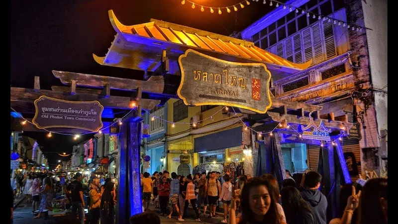 Lạc bước giữa cửa hàng truyền thống Phuket đầy màu sắc