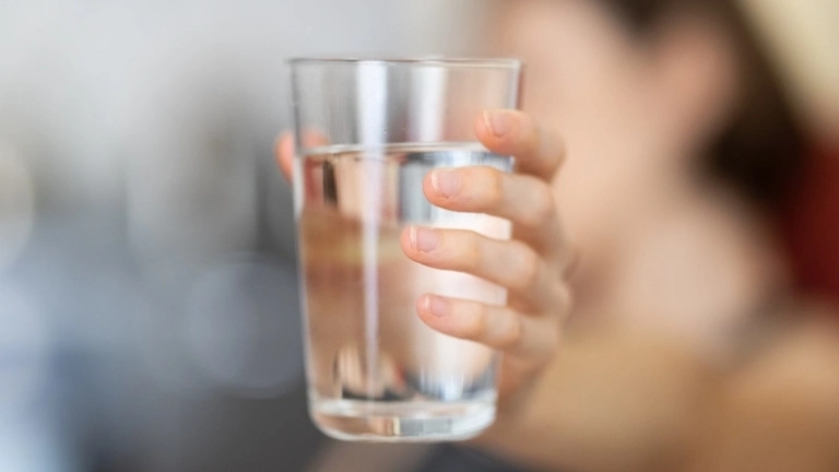 Làm thế nào để uống đủ nước mỗi ngày đúng cách?