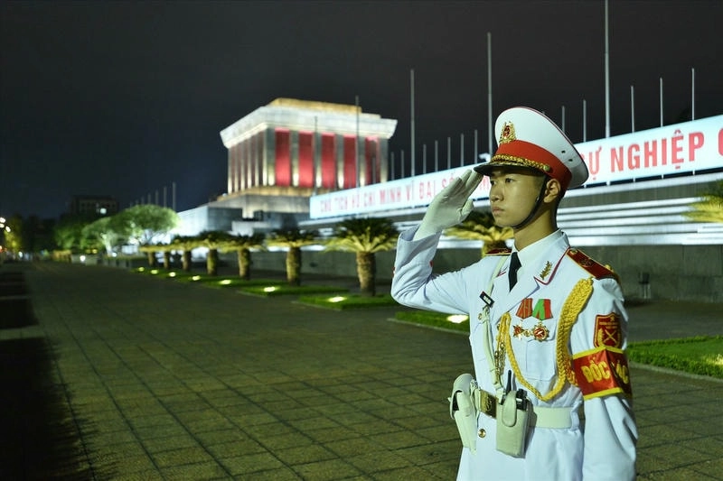 Lăng Chủ tịch Hồ Chí Minh có lính canh trang nghiêm