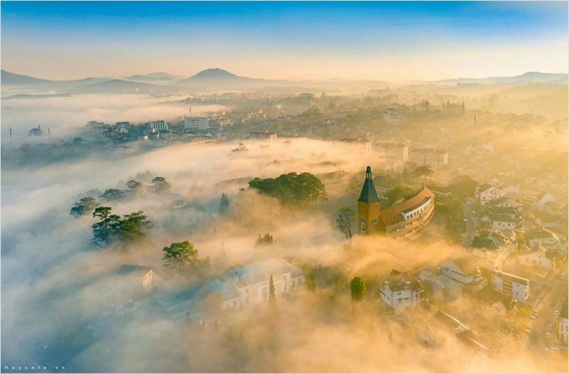 Lặng ngắm khung trời bình minh sương mù