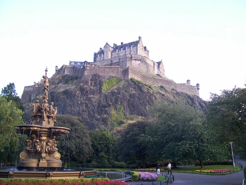 Lâu đài Edinburgh ban ngày rực rỡ ánh sáng tự nhiên