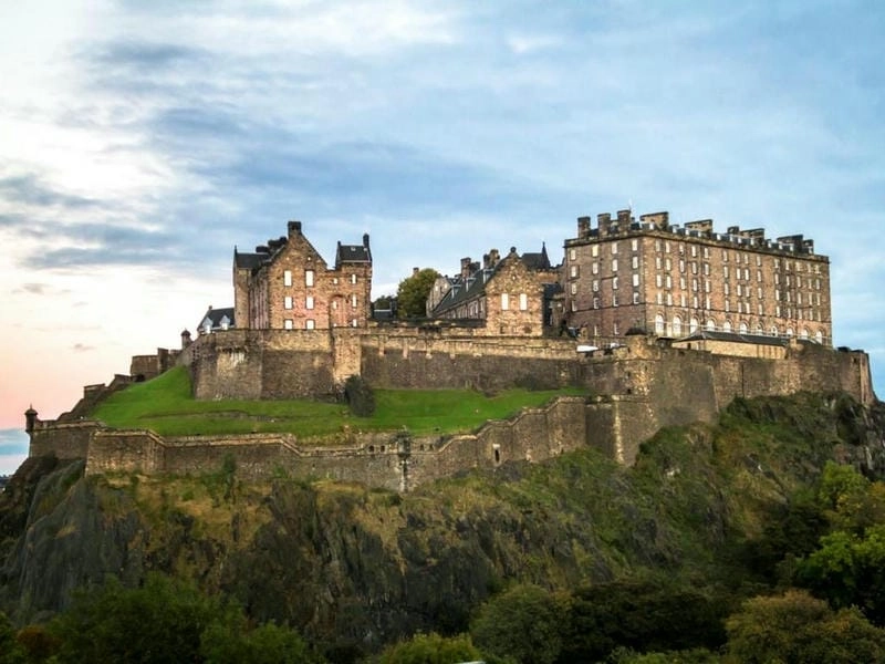 Lâu đài Edinburgh Scotland thu hút du khách mọi nơi