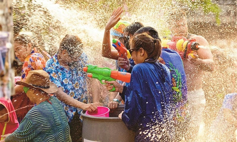 Lễ hội té nước Songkran ở Thái Lan là trải nghiệm khó quên