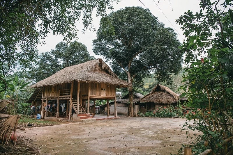 Mái lá truyền thống của Nhà sàn Mường Mai Châu hấp dẫn