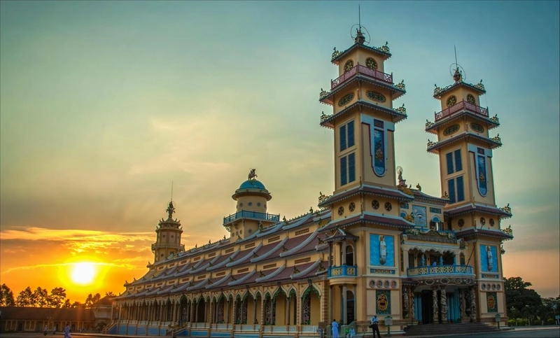 Màu sắc ấn tượng của Tòa thánh Cao Đài Tây Ninh trong nắng