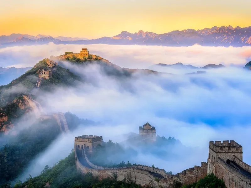 Mây trắng phủ kín Vạn Lý Trường Thành hùng vĩ