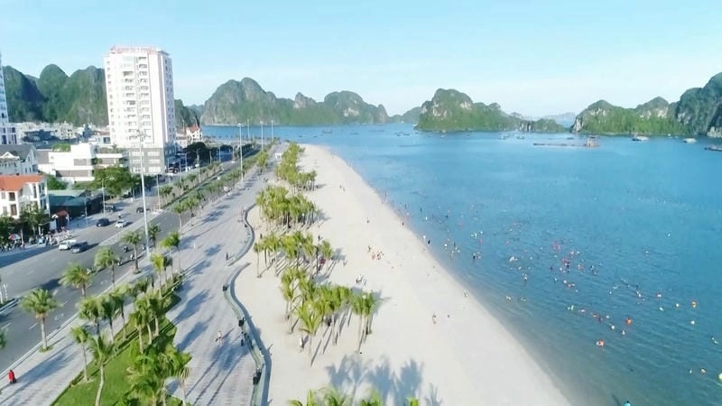 Mê hoặc lòng người bởi biển xanh Hạ Long