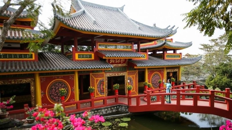 Miếu Bà Chúa Xứ Núi Sam linh thiêng giữa mây trời