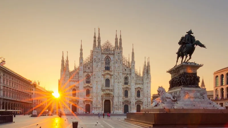 Milan rực rỡ sắc màu trong ánh hoàng hôn