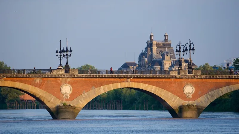 Một ngày yên bình trên con phố nhỏ Bordeaux
