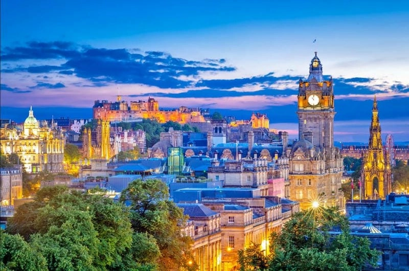 Mùa thu về đêm Edinburgh huyền ảo