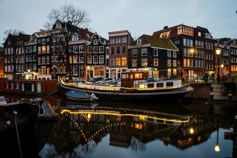 Mùa thu về đêm ở Amsterdam lãng mạn