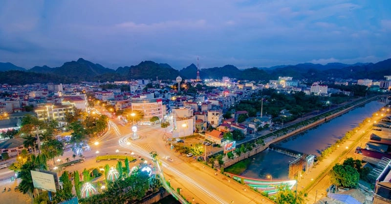 Mùa xuân về đêm Sơn La huyền bí cùng hoa ban trắng