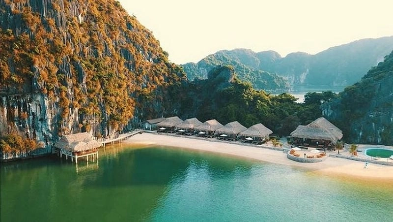Ngỡ ngàng trước sắc biển xanh Cát Bà