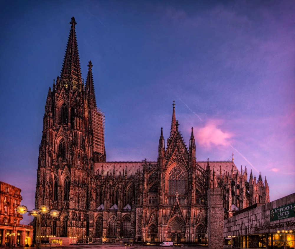 Nhà thờ Cologne Gothic mang vẻ đẹp huyền bí thiêng liêng