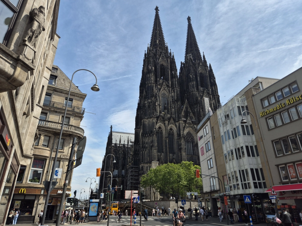 Nhà thờ Cologne thế giới nổi bật với quy mô đồ sộ