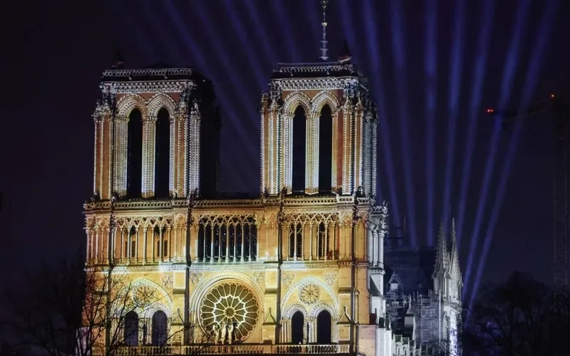 Nhà thờ Đức Bà Paris nổi bật giữa phố cổ thủ đô Paris