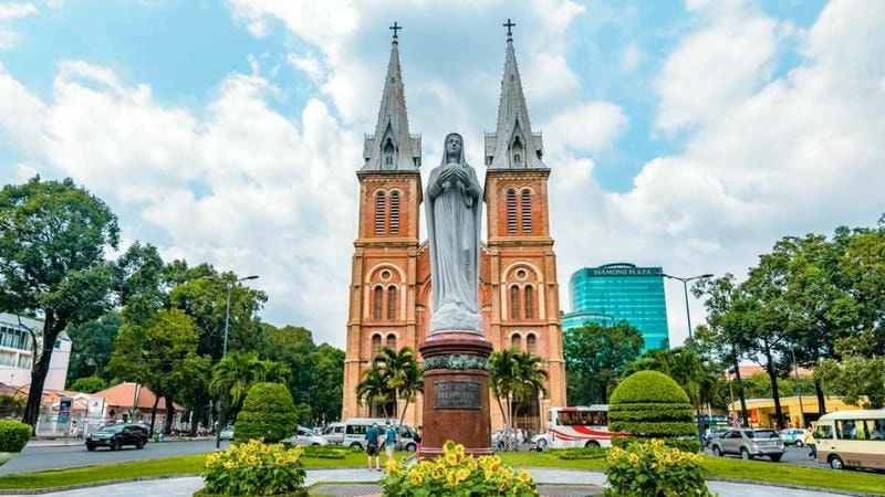 Nhà thờ Đức Bà Sài Gòn rực rỡ dưới ánh nắng TP.HCM