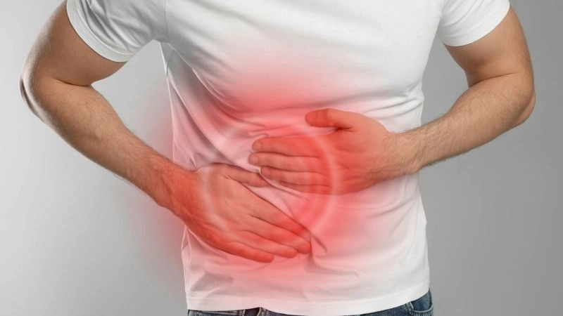 Những cơn đau âm ỉ, chuột rút hoặc đau nhức lan tỏa khắp bụng thường là dấu hiệu khởi phát của viêm ruột thừa