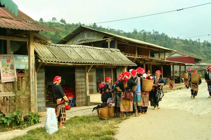 Nụ cười dân tộc thiểu số Sapa tại chợ phiên cuối tuần