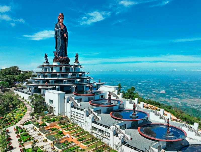 Núi Bà Đen Tây Ninh nổi bật giữa nền trời xanh trong
