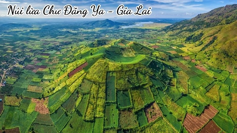 Núi lửa Chư Đăng Ya nằm tại huyện Chư Păh, cách thành phố Pleiku khoảng 30 km. Đây là một núi lửa đã tắt hàng triệu năm, nay phủ xanh bởi thảm cỏ và hoa rực rỡ