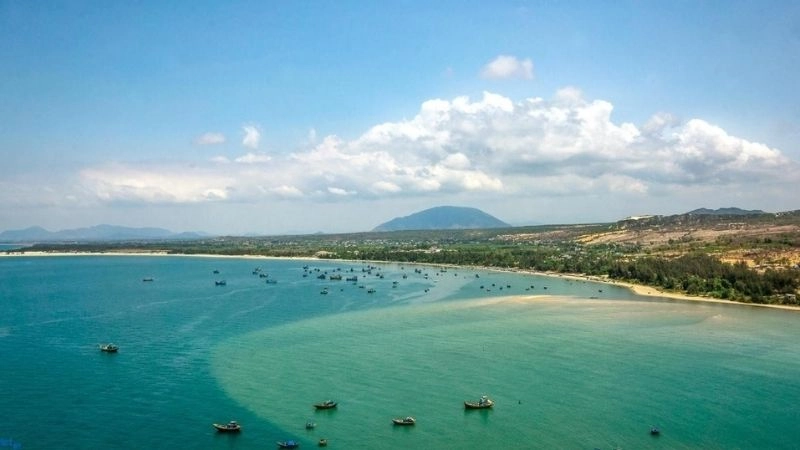 Nước biển Bãi Rạng xanh biếc mát lành