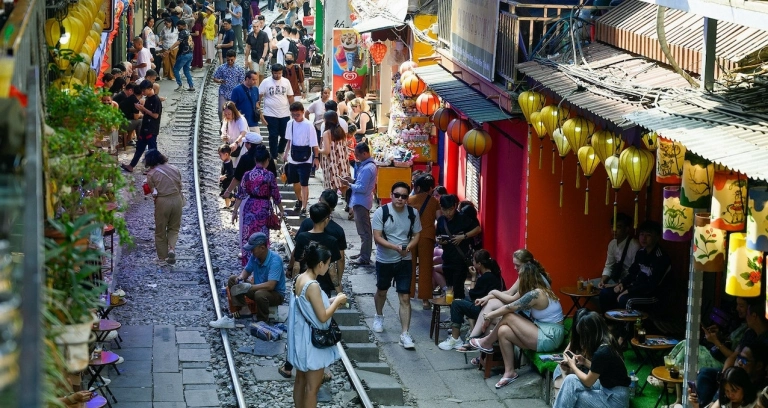 Phố Cà Phê Đường Tàu Hà Nội: Trải Nghiệm Độc Đáo Sát Đường Ray