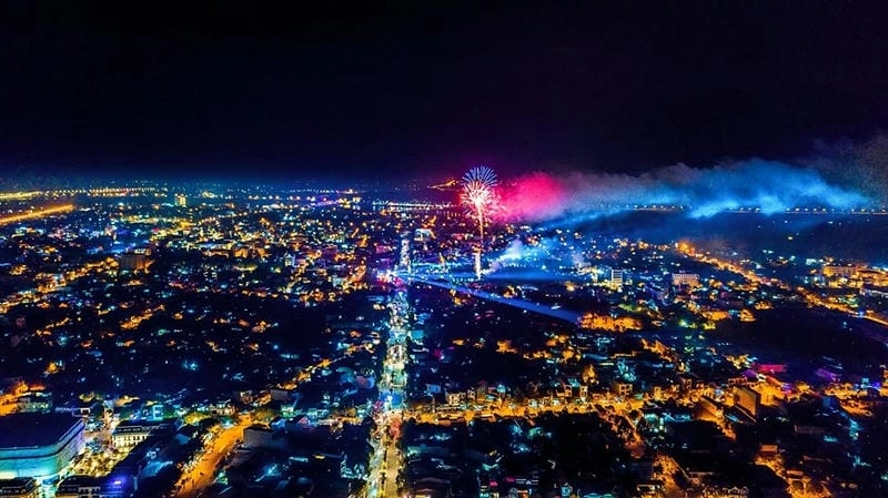 Quảng Ngãi về đêm mùa hè lung linh ánh đèn huyền ảo mê hoặc