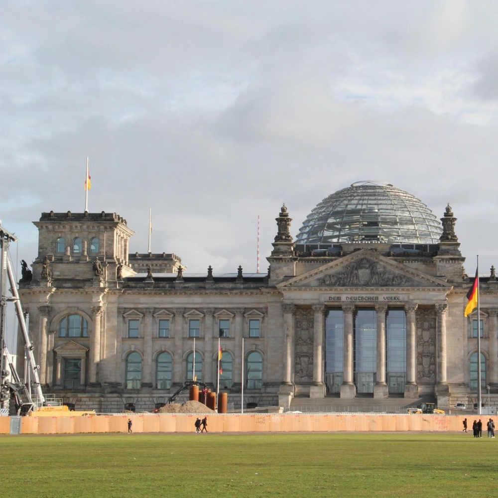 Reichstag Berlin nổi bật giữa lòng thành phố