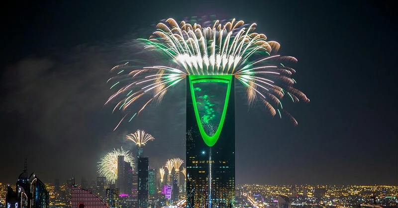 Riyadh skyline Kingdom Centre Tower rực rỡ khi về đêm
