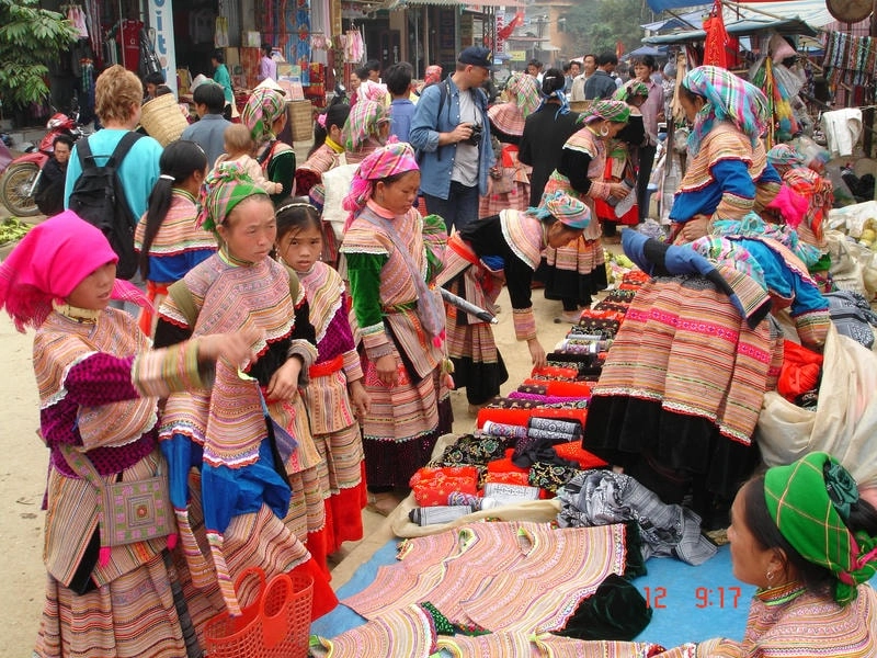 Sắc màu thổ cẩm rực rỡ tại chợ Sapa về đêm