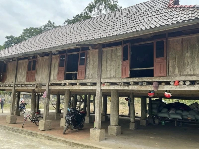 Sân trước rộng rãi tại Nhà sàn Mường Mai Châu tuyệt đẹp
