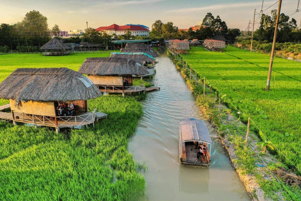 Sân vườn nhà lá miền Tây xanh mướt và tràn đầy sức sống