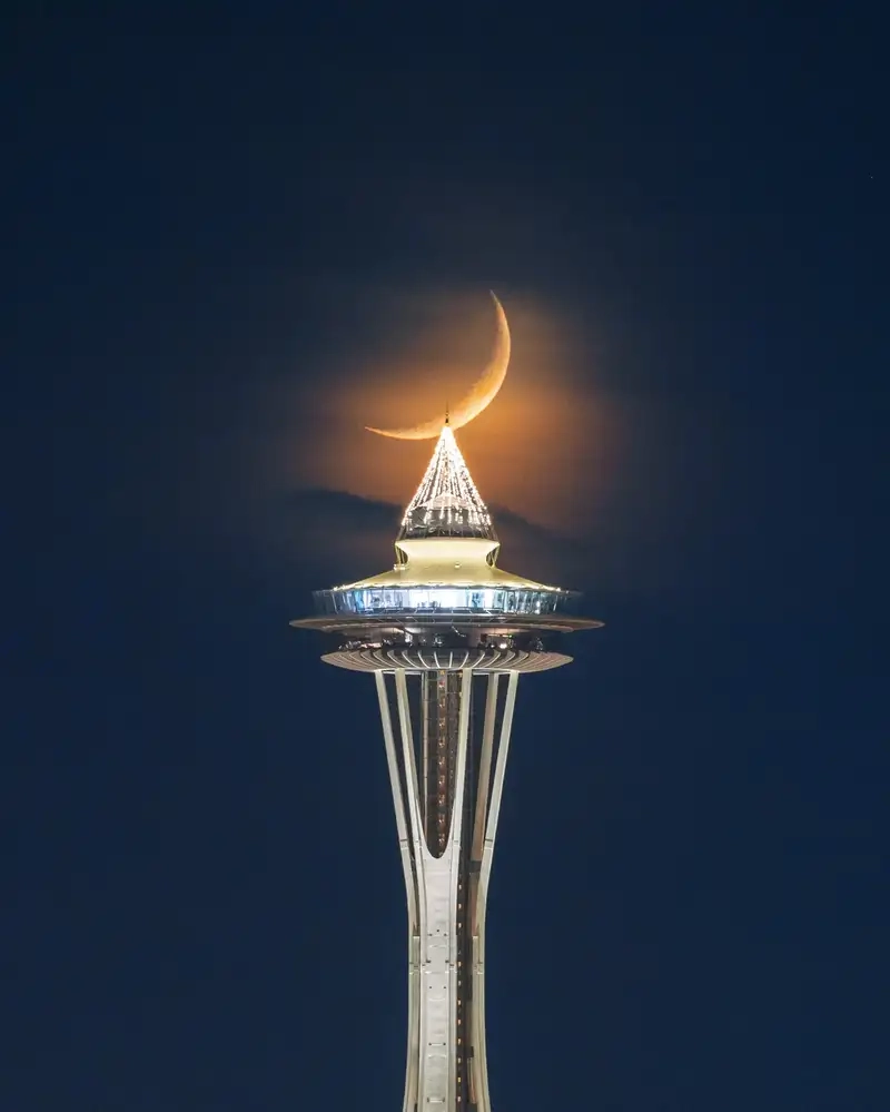Seattle Municipal Tower về đêm huyền ảo
