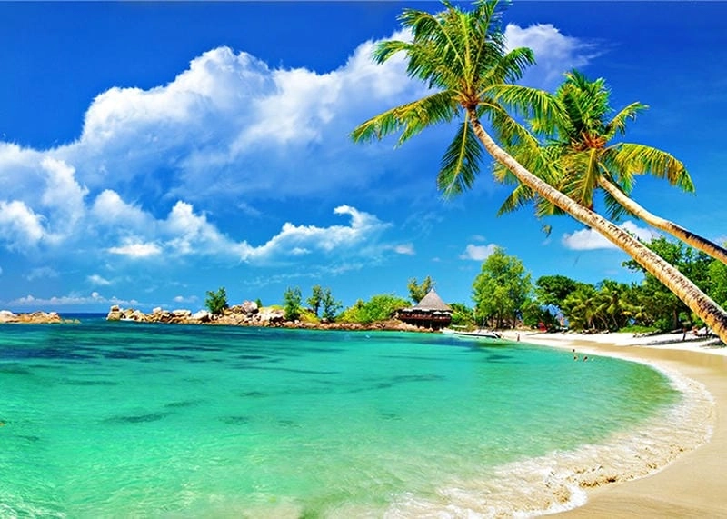 Sóng biển Kiên Giang mùa hè dạt dào làm say lòng khách du lịch