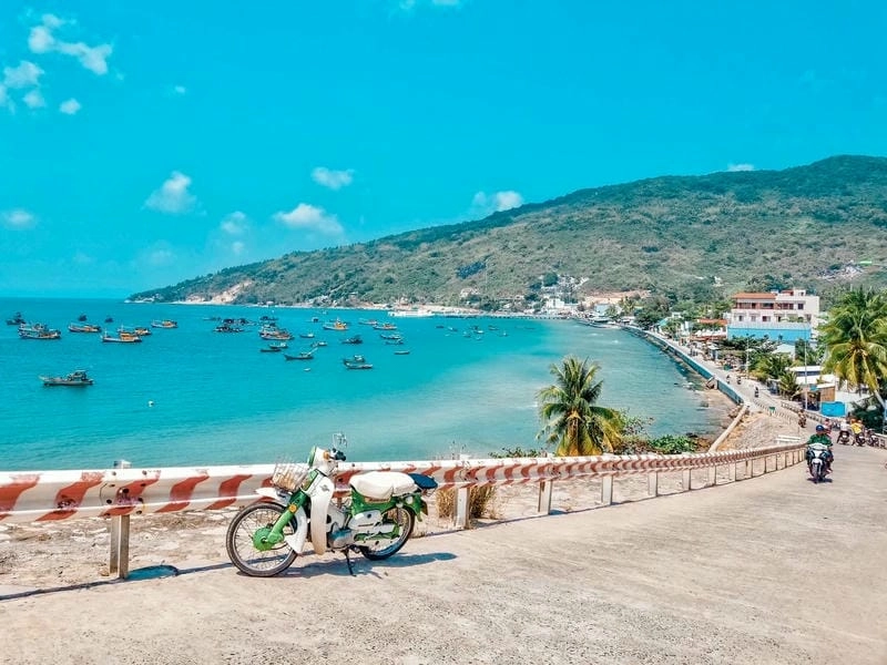 Sóng vỗ êm đềm tạo nên cảnh biển Kiên Giang thơ mộng