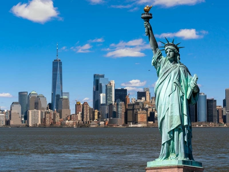 Statue of Liberty nổi bật giữa cảng New York thu hút du khách khắp thế giới