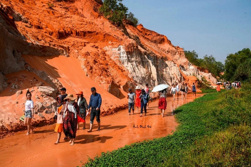 Suối Hồng Phan Thiết giữa lòng đồi cát đỏ
