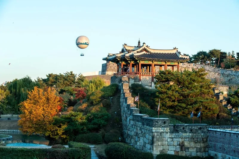 Suwon hiện đại nhưng vẫn giữ nét cổ kính
