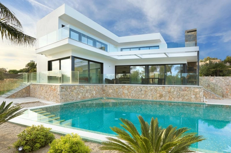 Tận hưởng gió trời tại ban công villa biển lộng gió