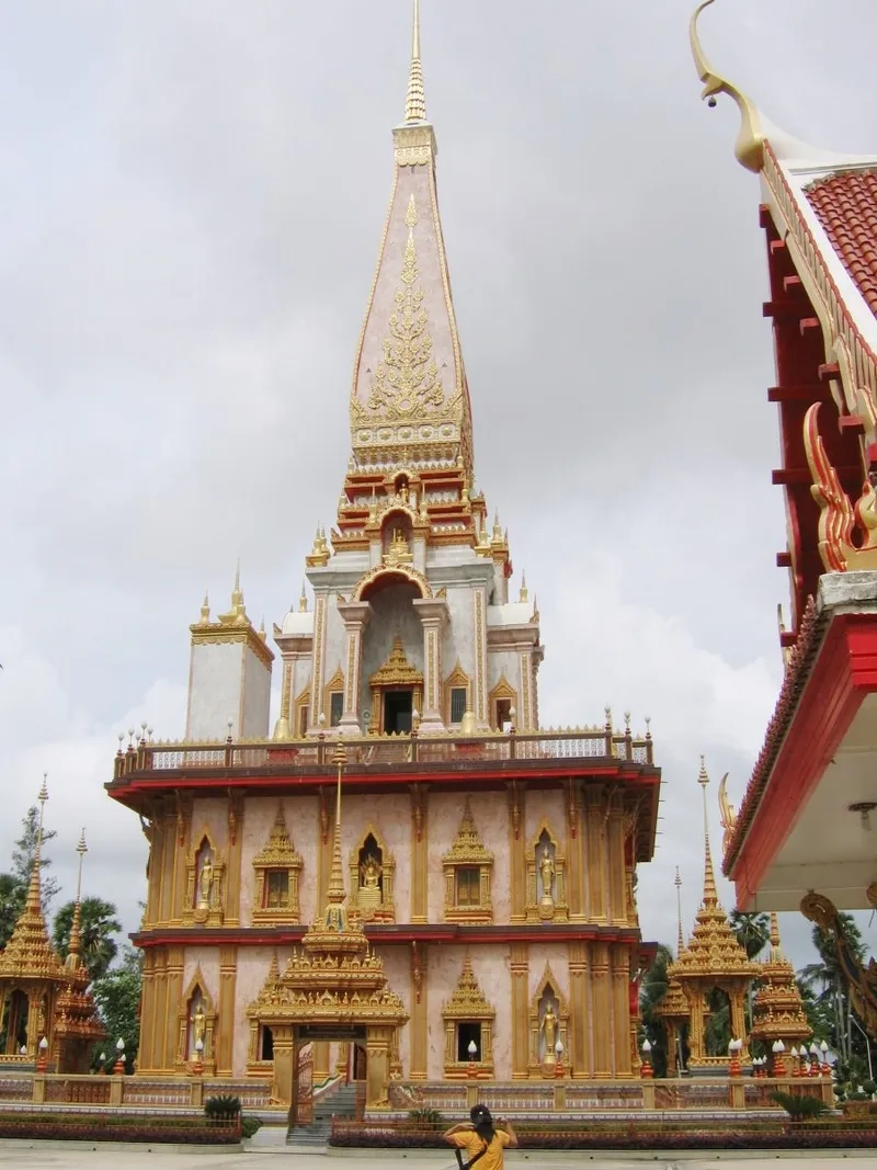 Tận hưởng khoảnh khắc bình yên ở chùa Wat Chalong