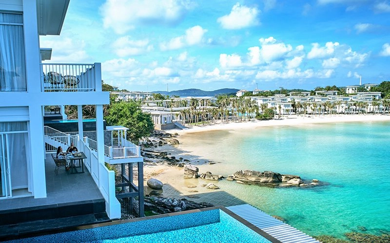 Tận hưởng villa biển Phú Quốc view đẹp sát bờ cát trắng