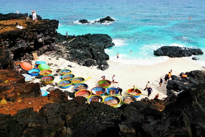 Thả chân trần trên cát trắng mùa hè nắng vàng