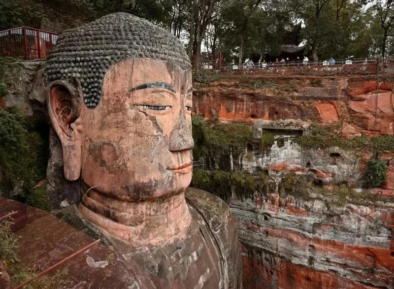 Tham quan Tượng Phật Lớn ở Lạc Sơn nổi bật giữa thiên nhiên