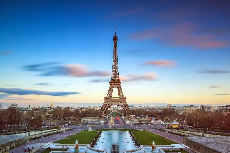 Tháp Eiffel là điểm đến không thể thiếu khi đến Paris