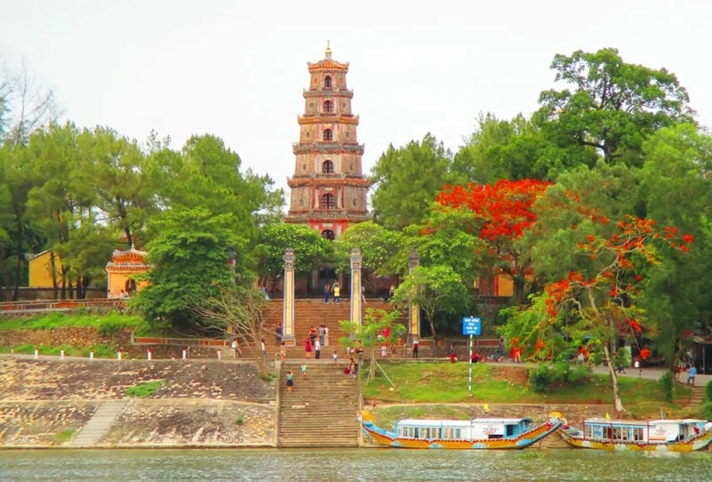 Tháp Phước Duyên tại chùa Thiên Mụ Huế cổ kính